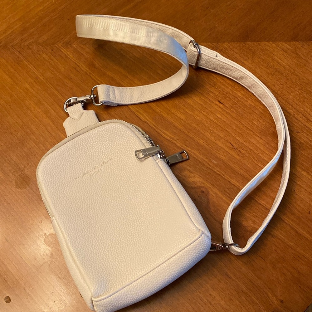 Small sling bag, ivory! Excellent condition. Two zip pickets. Inicat brand.